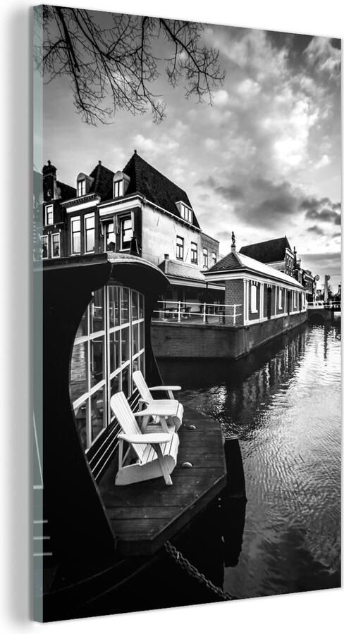 MuchoWow Glasschilderij Witte stoelen voor de gracht in Alkmaar zwart wit 60x90 cm Acrylglas Schilderijen Foto op Glas
