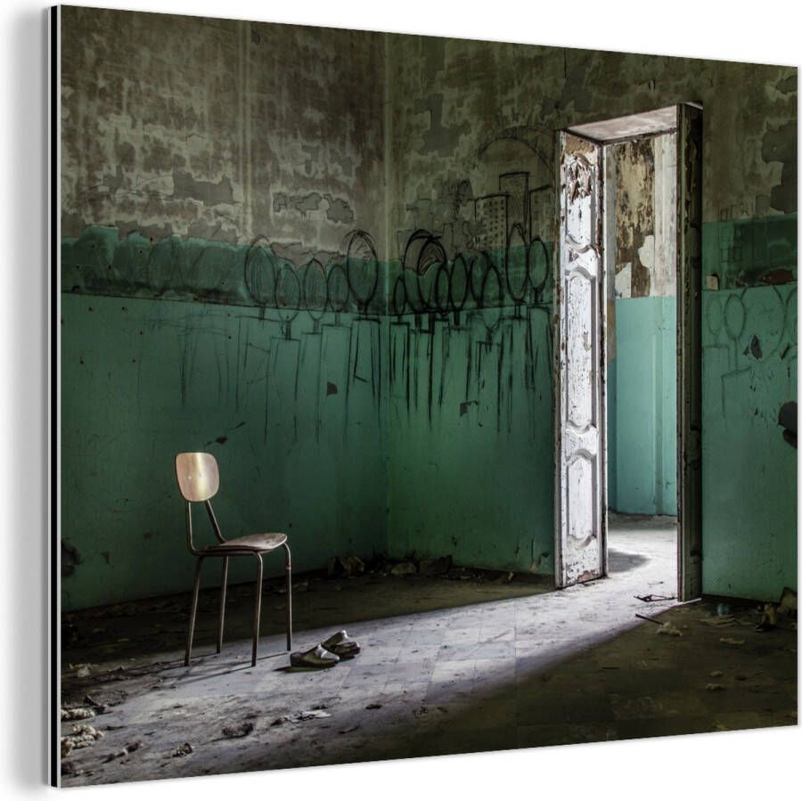 MuchoWow Wanddecoratie Metaal Aluminium Schilderij Industrieel Stoel Steen Deur Architectuur 160x120 cm Dibond Foto op aluminium Industriële muurdecoratie Voor de woonkamer slaapkamer