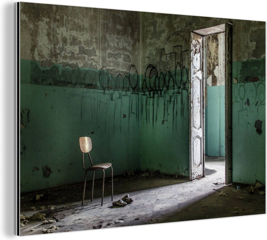 MuchoWow Wanddecoratie Metaal Aluminium Schilderij Industrieel Stoel Steen Deur Architectuur 60x40 cm Dibond Foto op aluminium Industriële muurdecoratie Voor de woonkamer slaapkamer