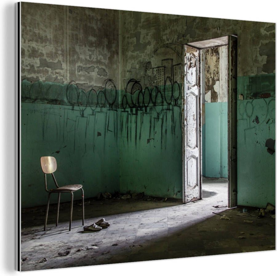 MuchoWow Wanddecoratie Metaal Aluminium Schilderij Industrieel Stoel Steen Deur Architectuur 80x60 cm Dibond Foto op aluminium Industriële muurdecoratie Voor de woonkamer slaapkamer - Foto 1