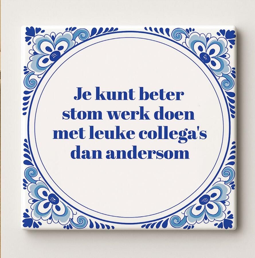 Nevolis Grappige Werk Tegel “Je Kunt Beter Stom Werk Doen met Leuke Collega s dan Andersom” 15x15 cm – Humoristische Blauwe Delfts-Stijl Keramische Cadeautegel voor Kantoor of Bureau Decoratie