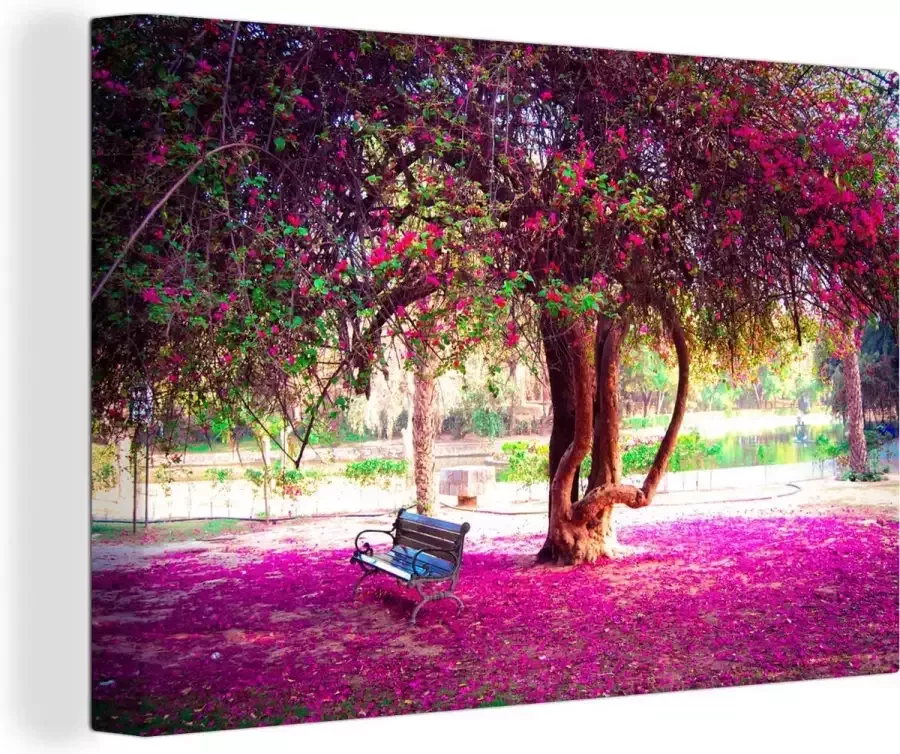 OneMillionCanvasses Canvas Schilderij Bank onder bloeiende bougainvillea boom in de Lodi Gardens in India 120x80 cm Wanddecoratie