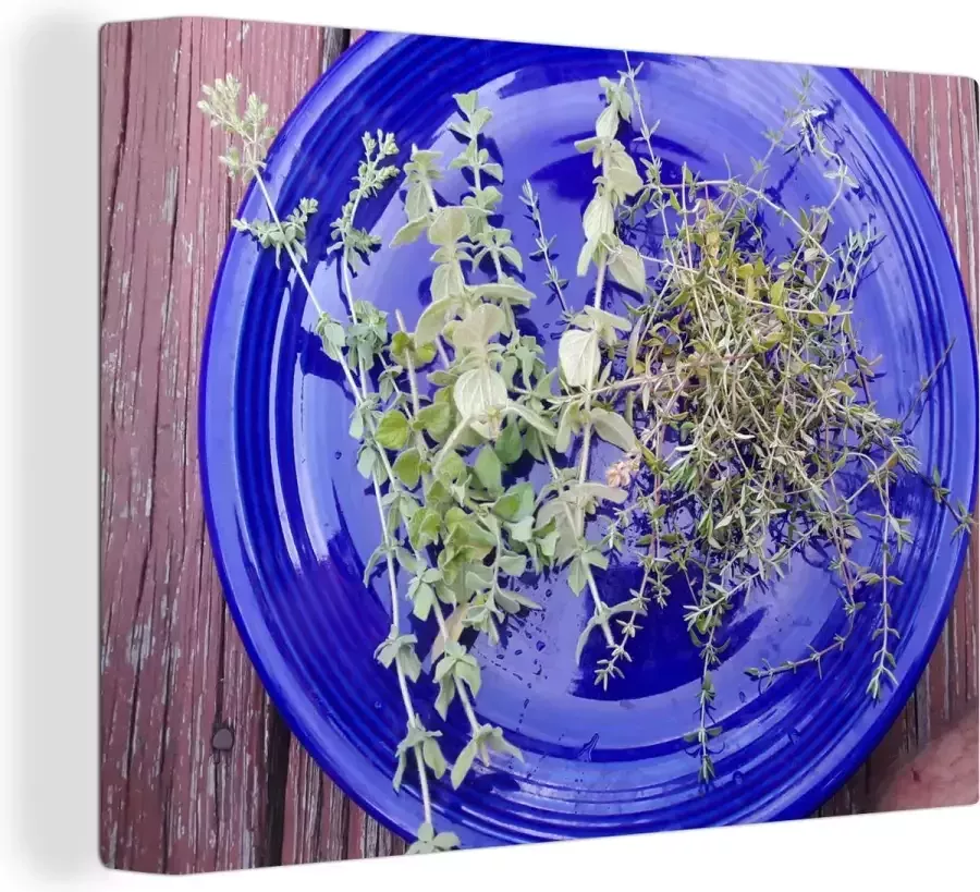 OneMillionCanvasses Canvas Schilderij Een blauw bord met aromatische tijm op een houten tafel 120x90 cm Wanddecoratie
