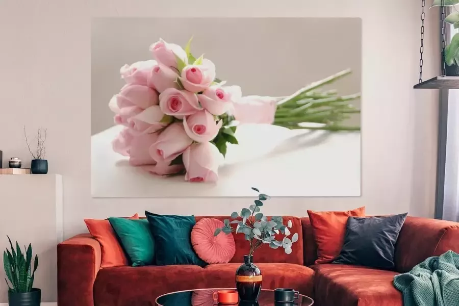 OneMillionCanvasses Canvas schilderij 150x100 cm Wanddecoratie Een boeket van roze roos op een witte tafel Muurdecoratie woonkamer Slaapkamer decoratie Kamer accessoires Schilderijen