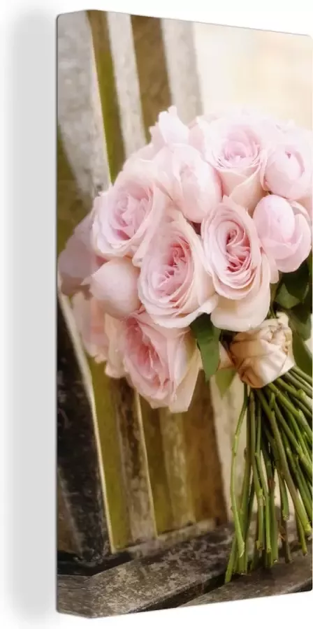 OneMillionCanvasses Canvas Schilderij Een boeket van roze rozen op een houten bank 20x40 cm Wanddecoratie
