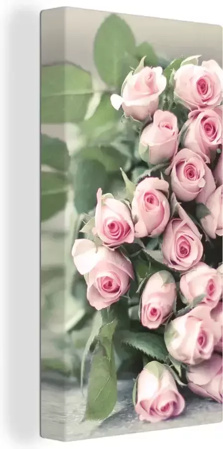 Canvas schilderij 40x80 cm Wanddecoratie Een grote boek van roze rozen ligt op een tafel. Muurdecoratie woonkamer Slaapkamer decoratie Kamer accessoires Schilderijen op canvas