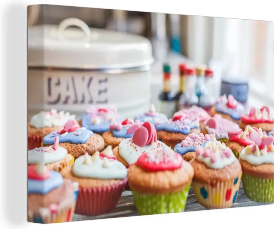 OneMillionCanvasses Canvas Schilderij Een tafel vol met cupcakes 120x80 cm Wanddecoratie