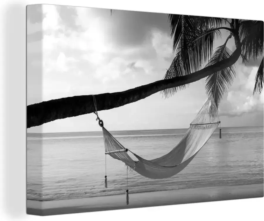 OneMillionCanvasses Canvas schilderij 140x90 cm Wanddecoratie Hangmat vastgeknoopt aan een palmboom bij een strand zwart wit Muurdecoratie woonkamer Slaapkamer decoratie Kamer accessoires Schilderijen