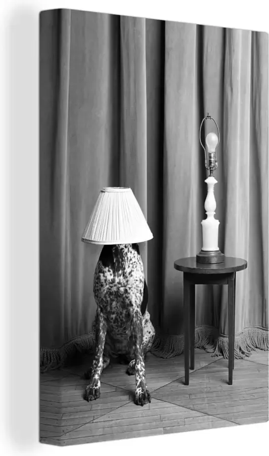 OneMillionCanvasses Canvas schilderij 90x140 cm Wanddecoratie Hond met een lampenkap op zijn hoofd zwart wit Muurdecoratie woonkamer Slaapkamer decoratie Kamer accessoires Schilderijen