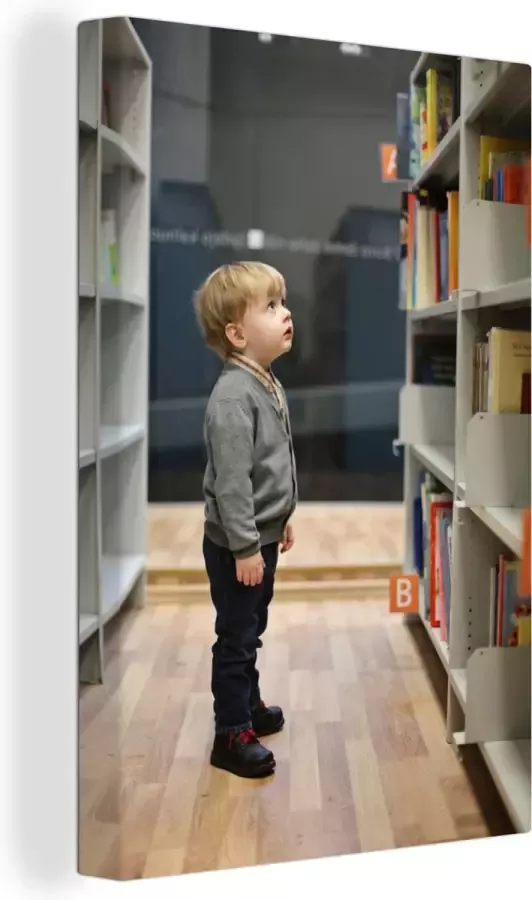 OneMillionCanvasses Canvas Schilderij Kleine jongen in de bibliotheek 20x30 cm Wanddecoratie