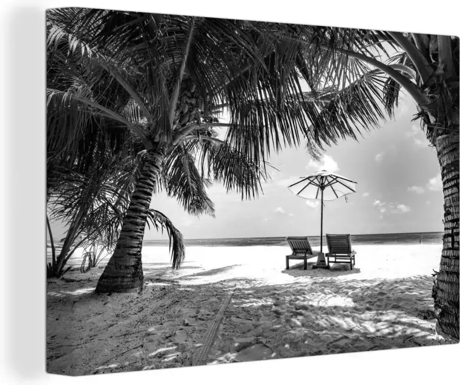 OneMillionCanvasses Canvas Schilderij Ligbedden tussen de palmbomen op een strand van Bali zwart wit 60x40 cm Wanddecoratie