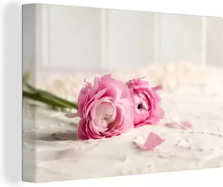OneMillionCanvasses Canvas Schilderij Roze ranonkel bloemen op een tafel 90x60 cm Wanddecoratie
