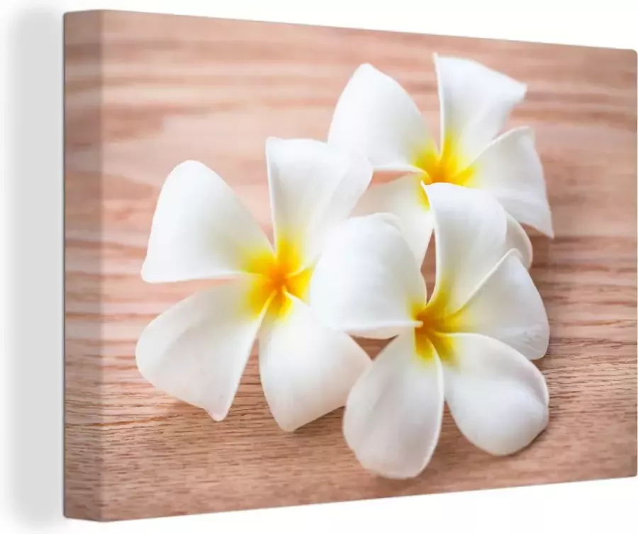 OneMillionCanvasses Canvas Schilderij Witte plumeria bloemen op een houten tafel 120x80 cm Wanddecoratie