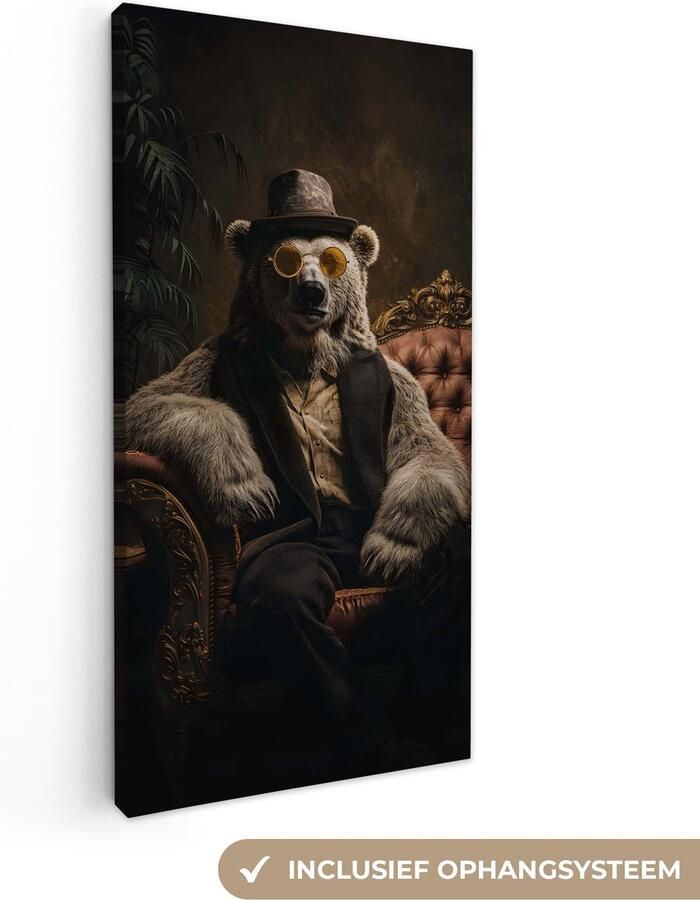 OneMillionCanvasses Canvas schilderij 80x160 cm Exclusieve wanddecoratie Ijsbeer Hoed Bril Stoel Muurdecoratie woonkamer Slaapkamer decoratie Kamer accessoires Schilderijen op canvas
