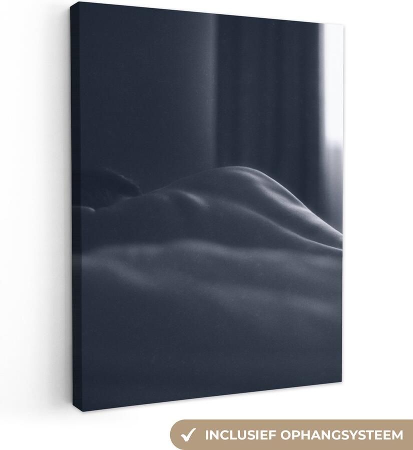 OneMillionCanvasses Canvas schilderij 120x160 cm Wanddecoratie Portret Vrouw Bed Zwart wit Muurdecoratie woonkamer Slaapkamer decoratie Kamer accessoires Schilderijen op canvas