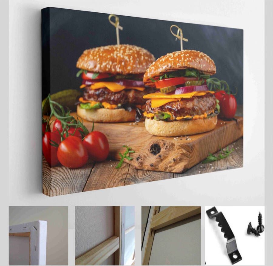 Onlinecanvas Twee heerlijke zelfgemaakte hamburgers van rundvlees kaas en groenten op een oude houten tafel. Vet ongezond voedsel close-up Moderne kunst canvas Horizontaal 1931683718 170*120 Horizontal