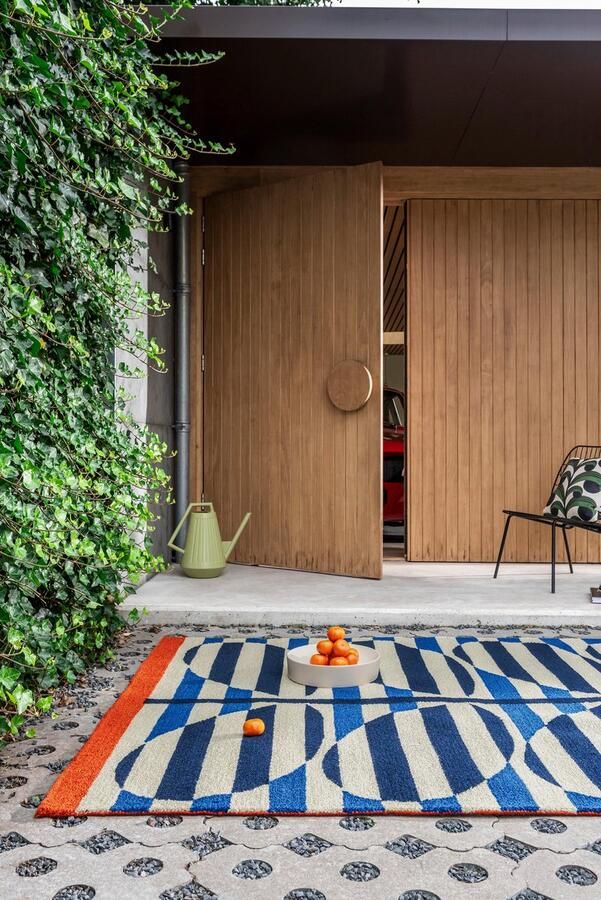 Orla Kiely Stripy Stem Azure 464507 Vloerkleed 200 x 280 cm Blauw Rechthoekig PET Eetkamer Woonkamer Slaapkamer Bloemen Strepen Modern Buitentapijten