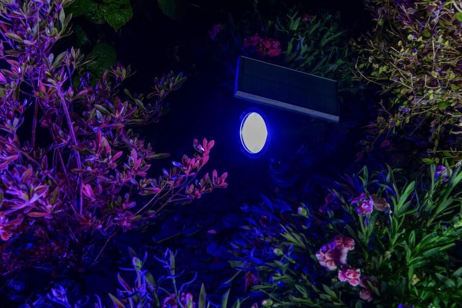 Osram SMART+ outdoor Bluetooth solar spike Spot met verstelbare witte (3000K-6500K) + kleur licht bruikbaar zonder stroom tot acht uur brandduur IP44 bescherming zwart