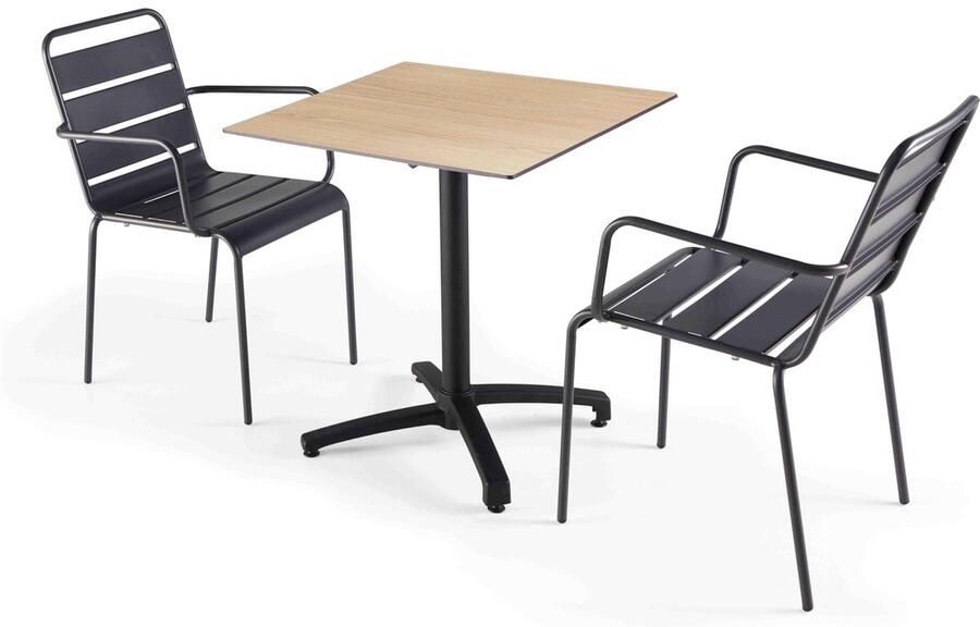 Oviala Een tuintafel met natuurlijk eikenhouten laminaat en 2 grijze stoelen