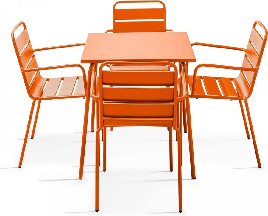 Oviala Set van een vierkante tuin tafel en 4 oranje stalen fauteuils Palavas