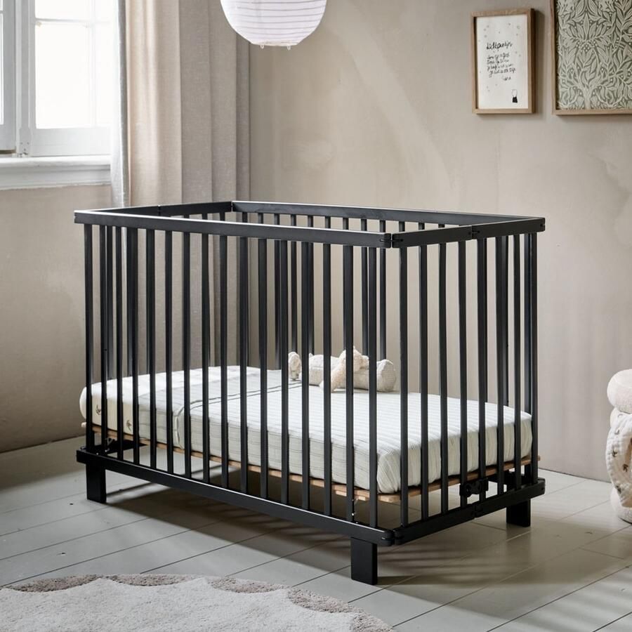 Petite Amelie Petite Amélie Ledikant hout 60x120 cm Inklapbaar baby bed perfect voor beperkte ruimtes 3 Hoogte instellingen van Lattenbodem Stevig Massief Houten Bed Zwart Origami Collectie