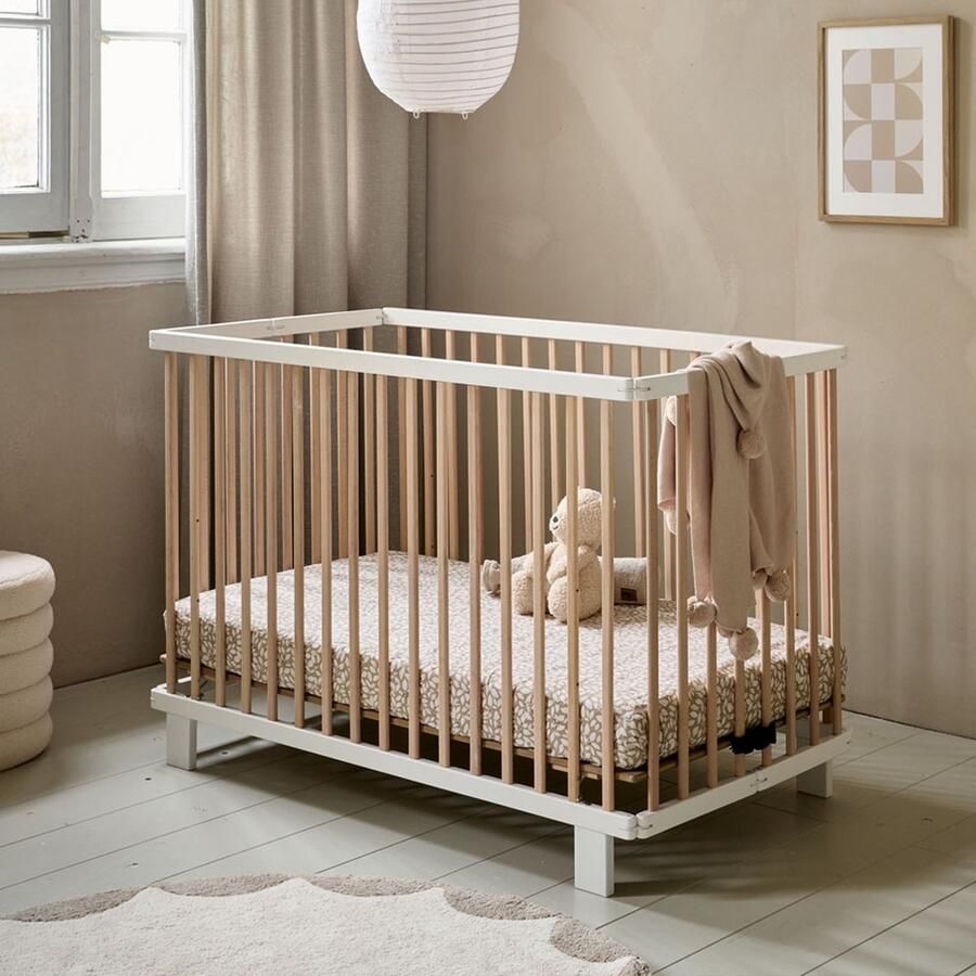 Petite Amelie Petite Amélie Ledikant hout 60x120 cm Inklapbaar baby bed perfect voor beperkte ruimtes 3 Hoogte instellingen van Lattenbodem Stevig Massief Houten Bed Wit en Naturel Origami Collectie