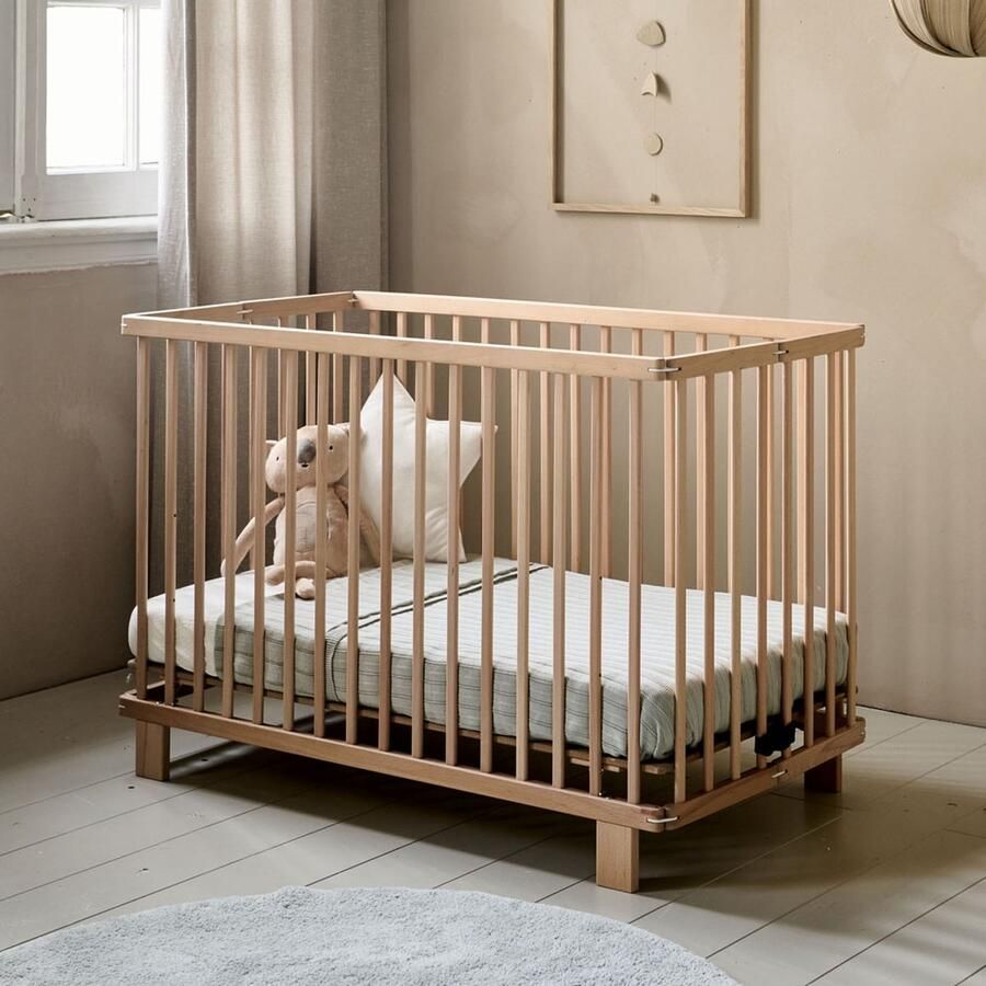Petite Amelie Petite Amélie Ledikant hout 60x120 cm Inklapbaar baby bed perfect voor beperkte ruimtes 3 Hoogte instellingen van Lattenbodem Stevig Massief Houten Bed Naturel Origami Collectie