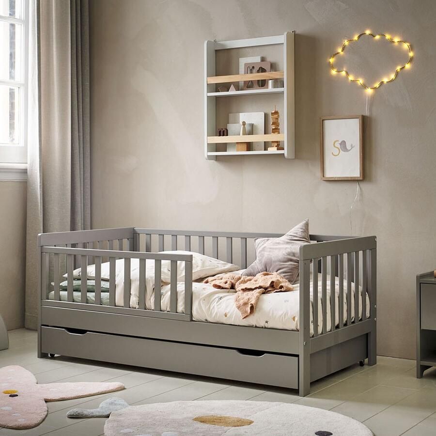 Petite Amelie Petite Amélie Peuterbed 140x70 cm Grijs Kinderbed Creëer een Veilige & Stijlvolle Slaapomgeving Voor Kleintjes die Hun Ledikant Ontgroeid Zijn Plume Collectie