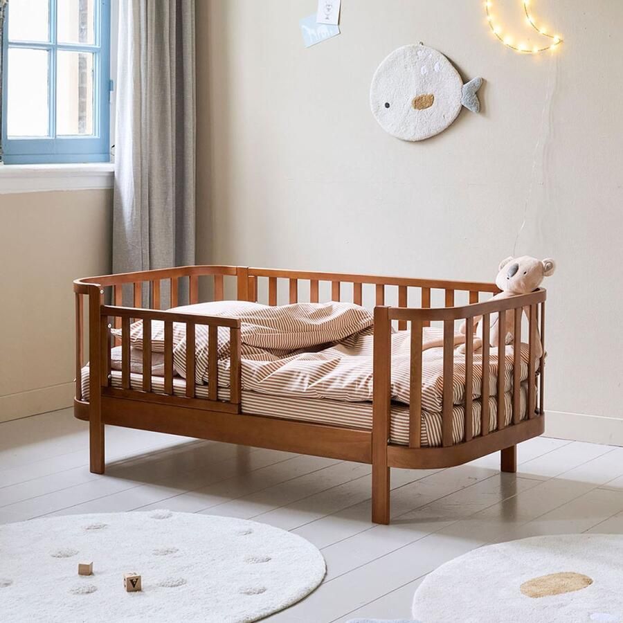 Petite Amelie Petite Amélie Peuterbed Ovaal Cocoon – 140x70 cm – Walnoot – Uniek Rond Ontwerp Met Verstelbaar Uitvalhekje & Opstaande Randen