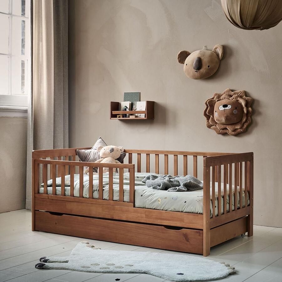 Petite Amelie Petite Amélie Peuterbed 140x70 cm Walnootkleur (Premium) Kinderbed Creëer een Veilige & Stijlvolle Slaapomgeving Voor Kleintjes die Hun Ledikant Ontgroeid Zijn Plume Collectie
