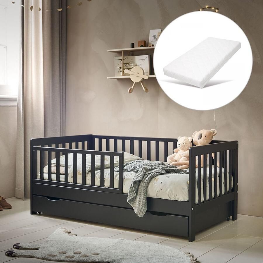 Petite Amelie Peuterbed 140x70 cm met Matras Zwarte Kinderbed Creëer een Veilige & Stijlvolle Slaapomgeving Voor Kleintjes die Hun Ledikant Ontgroeid Zijn Plume Collectie
