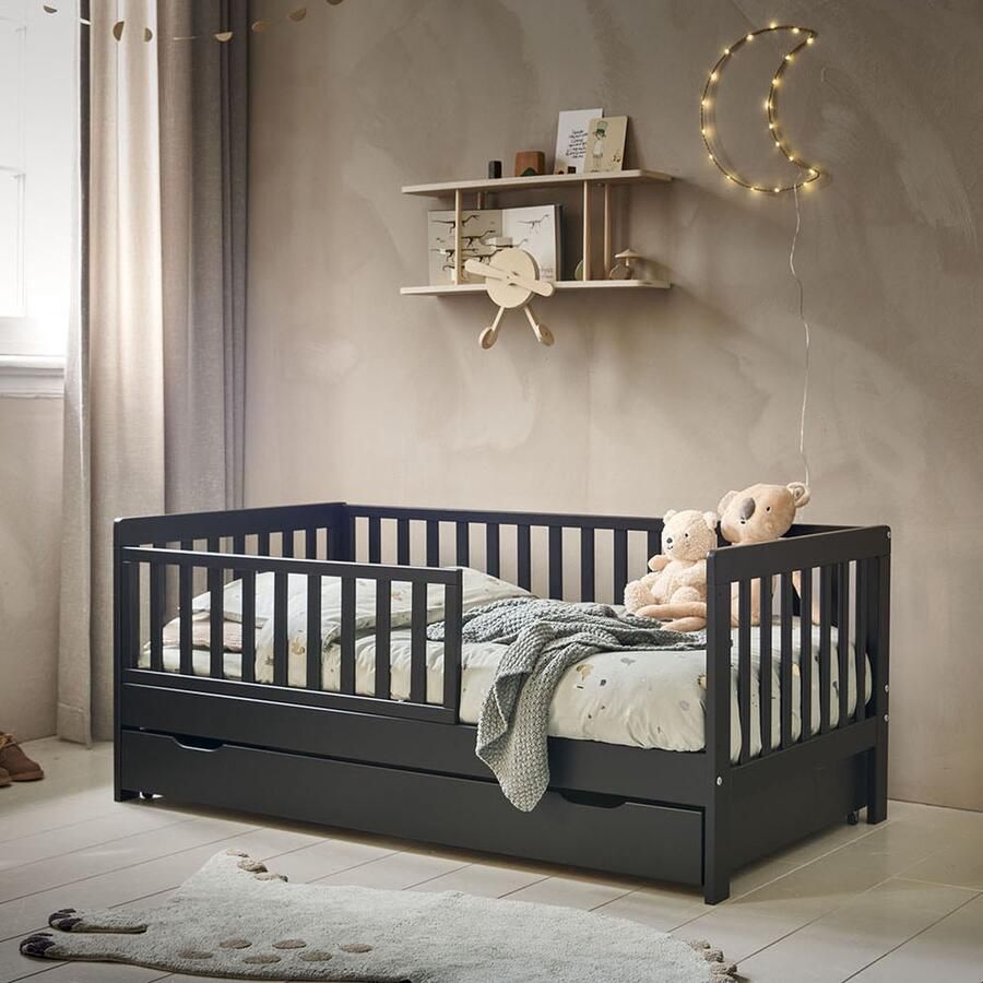 Petite Amelie Petite Amélie Peuterbed 140x70 cm Zwarte Kinderbed Creëer een Veilige & Stijlvolle Slaapomgeving Voor Kleintjes die Hun Ledikant Ontgroeid Zijn Plume Collectie