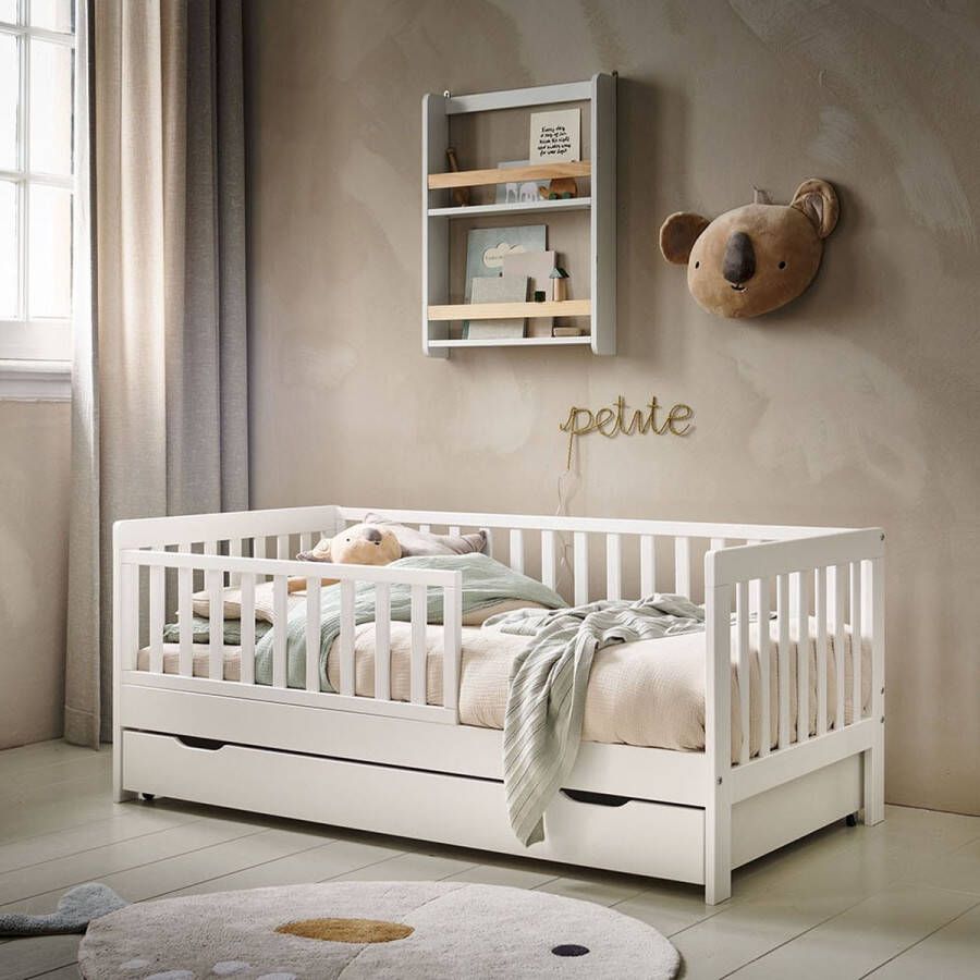Petite Amelie Peuterbed 140x70 cm Wit Kinderbed Creëer een Veilige & Stijlvolle Slaapomgeving Voor Kleintjes die Hun Ledikant Ontgroeid Zijn Plume Collectie
