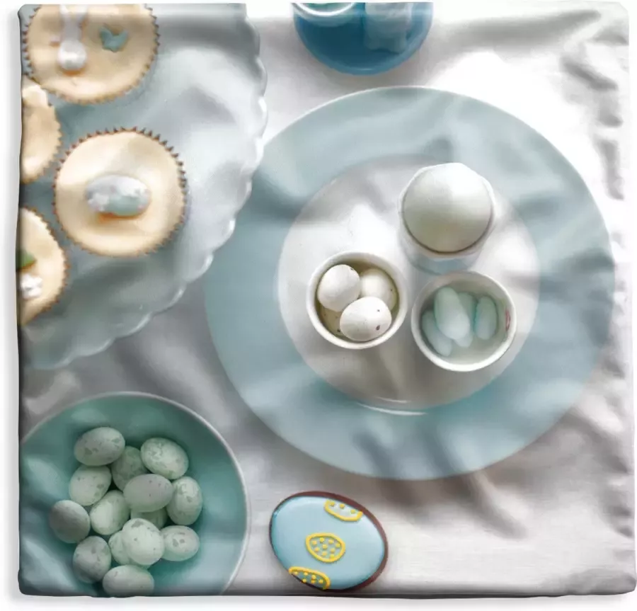 PillowMonkey Kussenhoes 40x40 cm Een voor Pasen gevulde tafel met cupcakes en snoepjes Katoen Polyester Voor Binnen