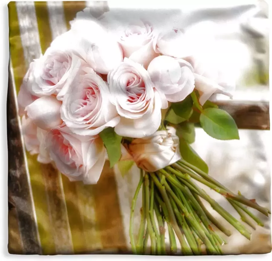 PillowMonkey Kussenhoes 60x60 cm Een boeket van roze rozen op een houten bank Katoen Polyester Voor Binnen