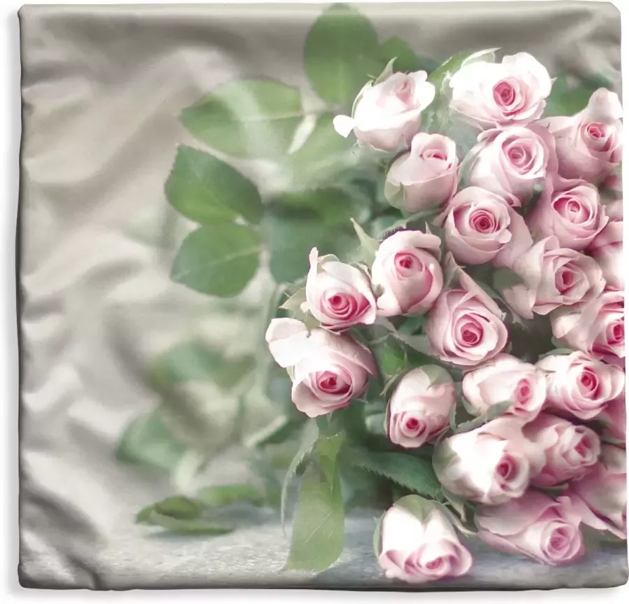 PillowMonkey Kussenhoes 60x60 cm Een grote boek van roze rozen ligt op een tafel. Katoen Polyester Voor Binnen