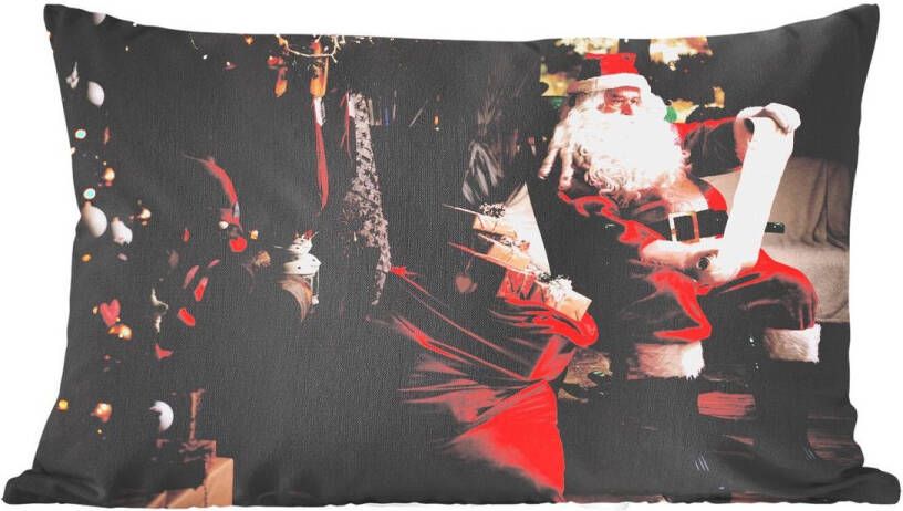 PillowMonkey Sierkussen Kerst voor binnen De kerstman zittend in een stoel met zak vol geschenken 50x30 cm rechthoekig binnenkussen van katoen
