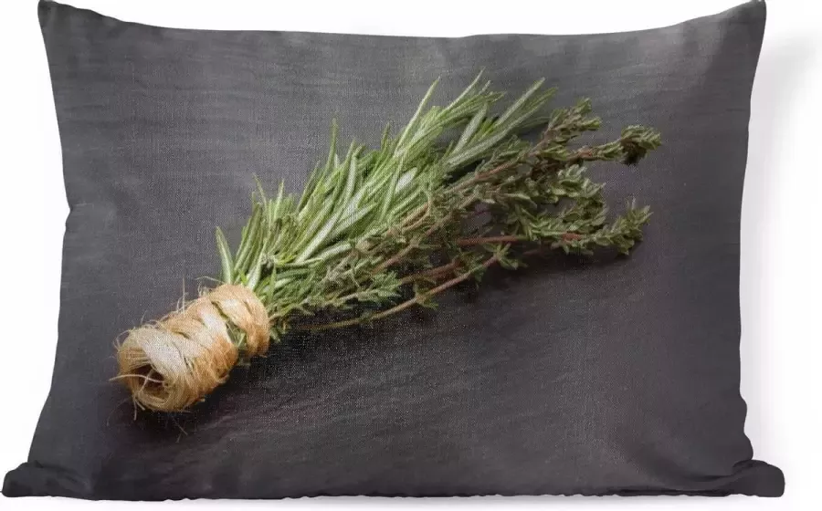 PillowMonkey Sierkussen Tijm voor binnen Een buideltje tijm op een donker houten tafel 60x40 cm rechthoekig binnenkussen van katoen