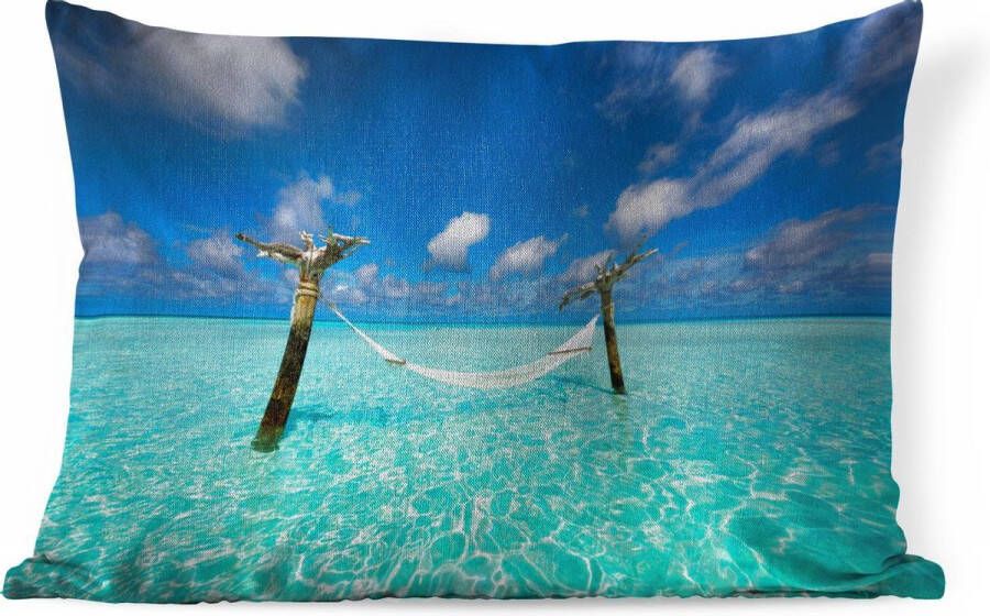 PillowMonkey Sierkussens Kussen Een hangmat die omringd is door het lichtblauwe water 60x40 cm Kussen van katoen