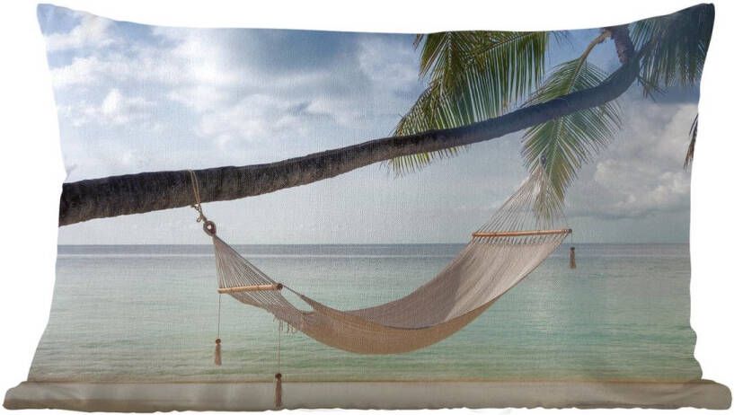 PillowMonkey Sierkussens Kussen Hangmat vastgeknoopt aan een palmboom bij een strand 50x30 cm Kussen van katoen
