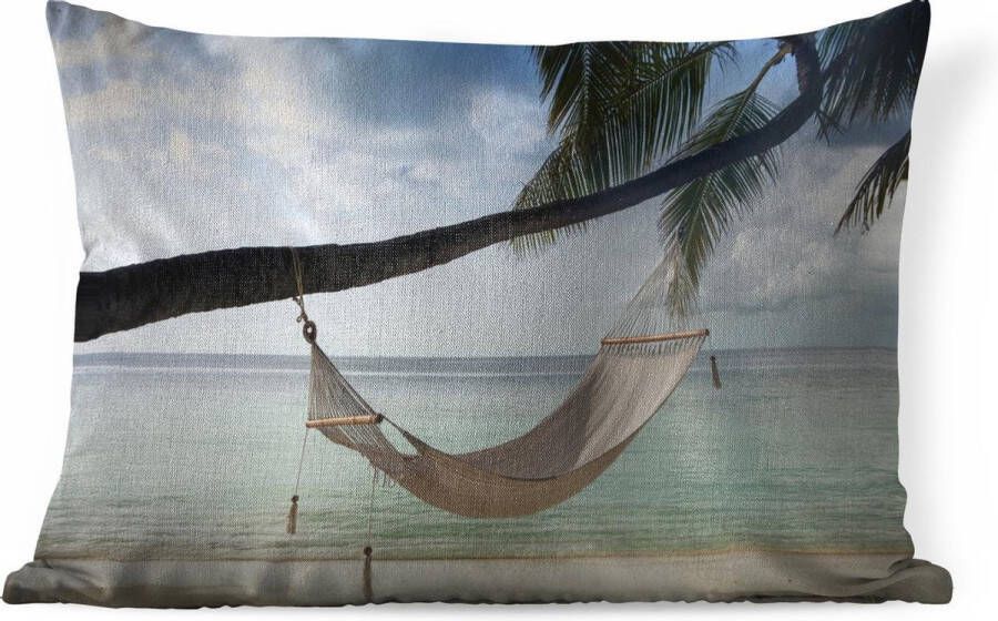 PillowMonkey Sierkussens Kussen Hangmat vastgeknoopt aan een palmboom bij een strand 60x40 cm Kussen van katoen