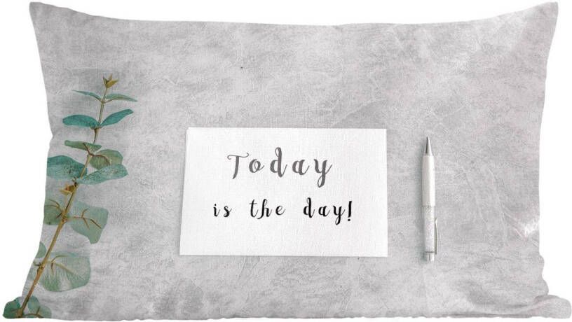 PillowMonkey Sierkussens Kussen Motiverende quote Today is the day! op een bureau 50x30 cm Kussen van katoen
