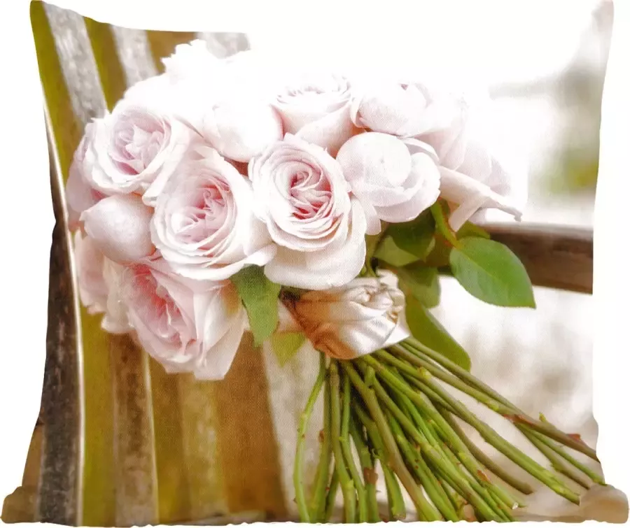 PillowMonkey Sierkussens Kussentjes Woonkamer 45x45 cm Een boeket van roze rozen op een houten bank