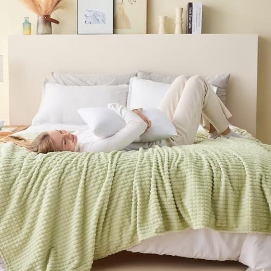 PolkaHome Fleece deken luxe flanel voor bank bed sofa stoel zachte pluche warme en gezellige deken met geometrisch rasterontwerp (saliegroen 150 x 203 cm)