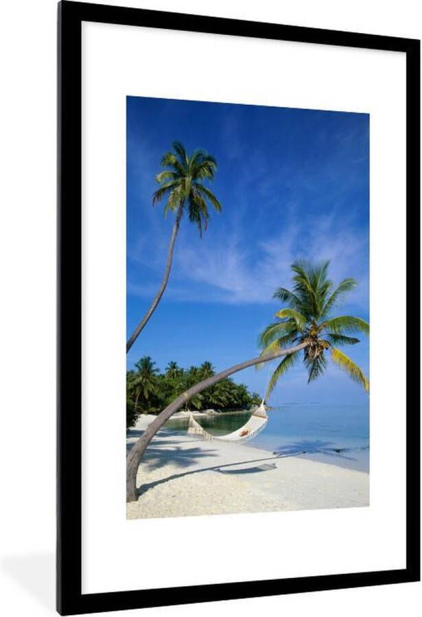 PosterMonkey Foto in lijst Twee palmbomen op het strand met een hangmat fotolijst 60x90 cm Poster in lijst (Wanddecoratie woonkamer slaapkamer) Zee en Strand - Foto 2