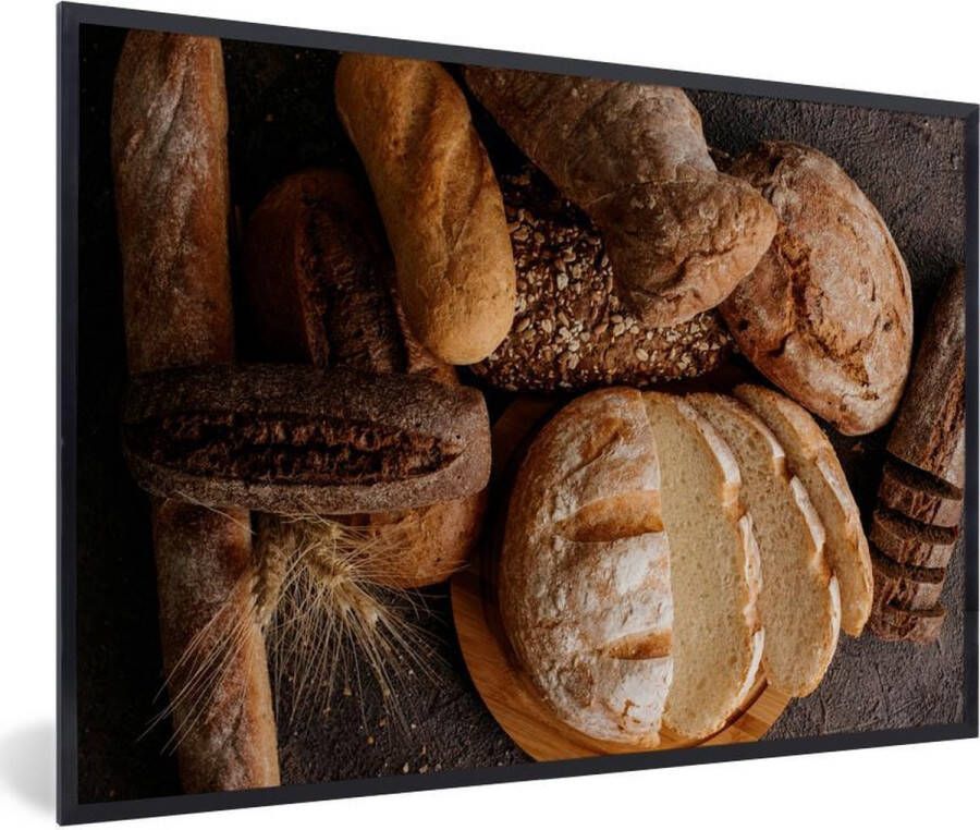 PosterMonkey Foto in lijst Versgebakken broden op houten tafel fotolijst zwart zonder passe partout 90x60 cm Poster in lijst (Wanddecoratie woonkamer slaapkamer)