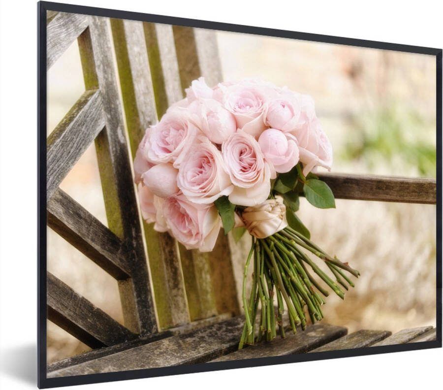 PosterMonkey Fotolijst incl. Poster Een boeket van roze rozen op een houten bank 80x60 cm Posterlijst