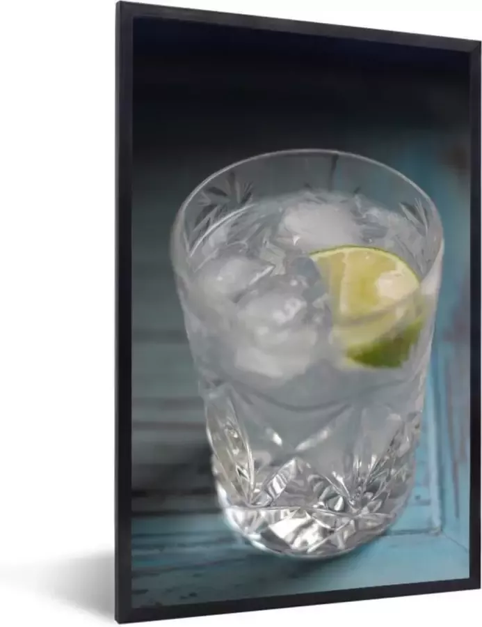 PosterMonkey Fotolijst incl. Poster Een Gin tonic op een blauwe tafel 20x30 cm Posterlijst
