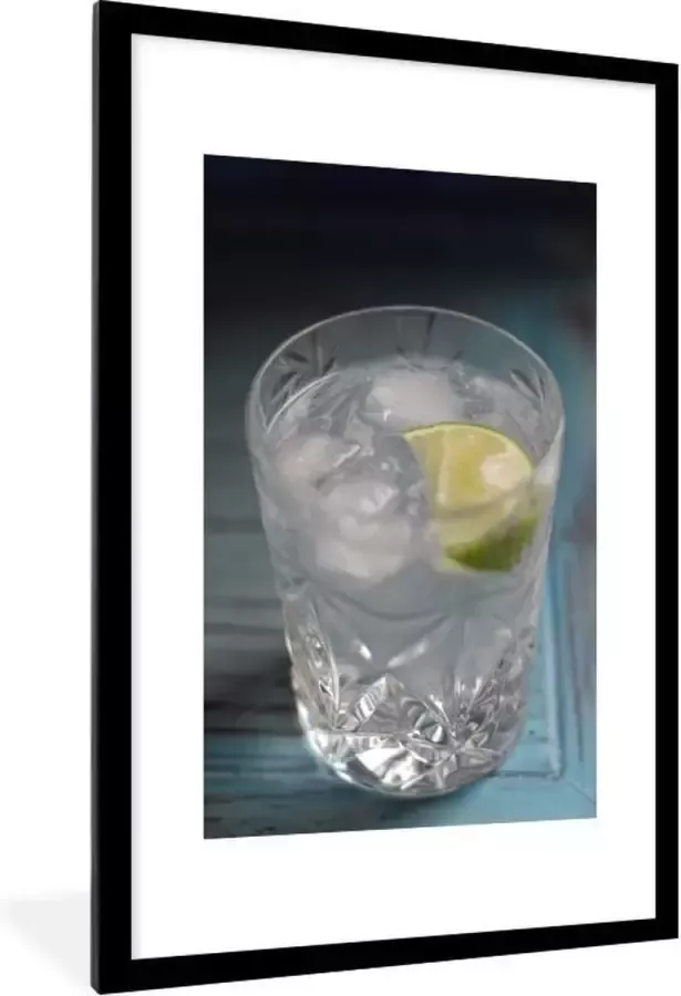 PosterMonkey Fotolijst incl. Poster Een Gin tonic op een blauwe tafel 60x90 cm Posterlijst