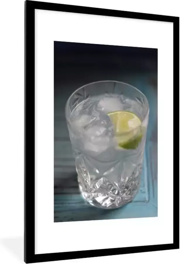 PosterMonkey Fotolijst incl. Poster Een Gin tonic op een blauwe tafel 80x120 cm Posterlijst - Foto 2